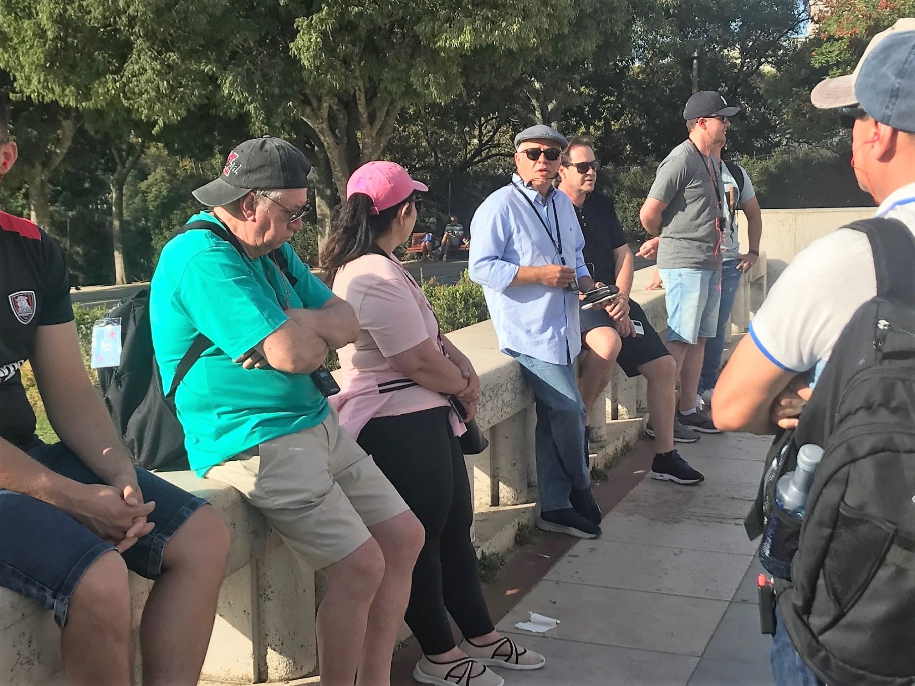 escuchando al guía escuchando al guía, utilizamos radioguias individuales